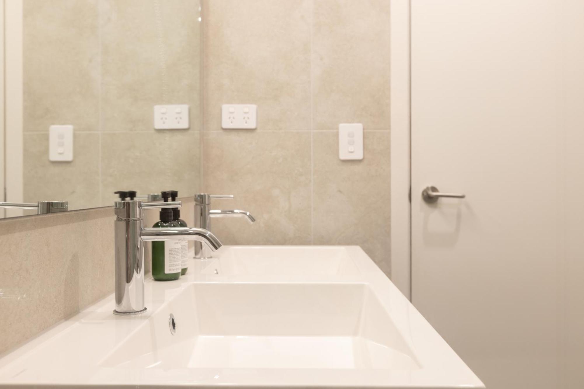 Luxury 2 Bedroom Cbd Apartment With Free Parking Christchurch Dış mekan fotoğraf