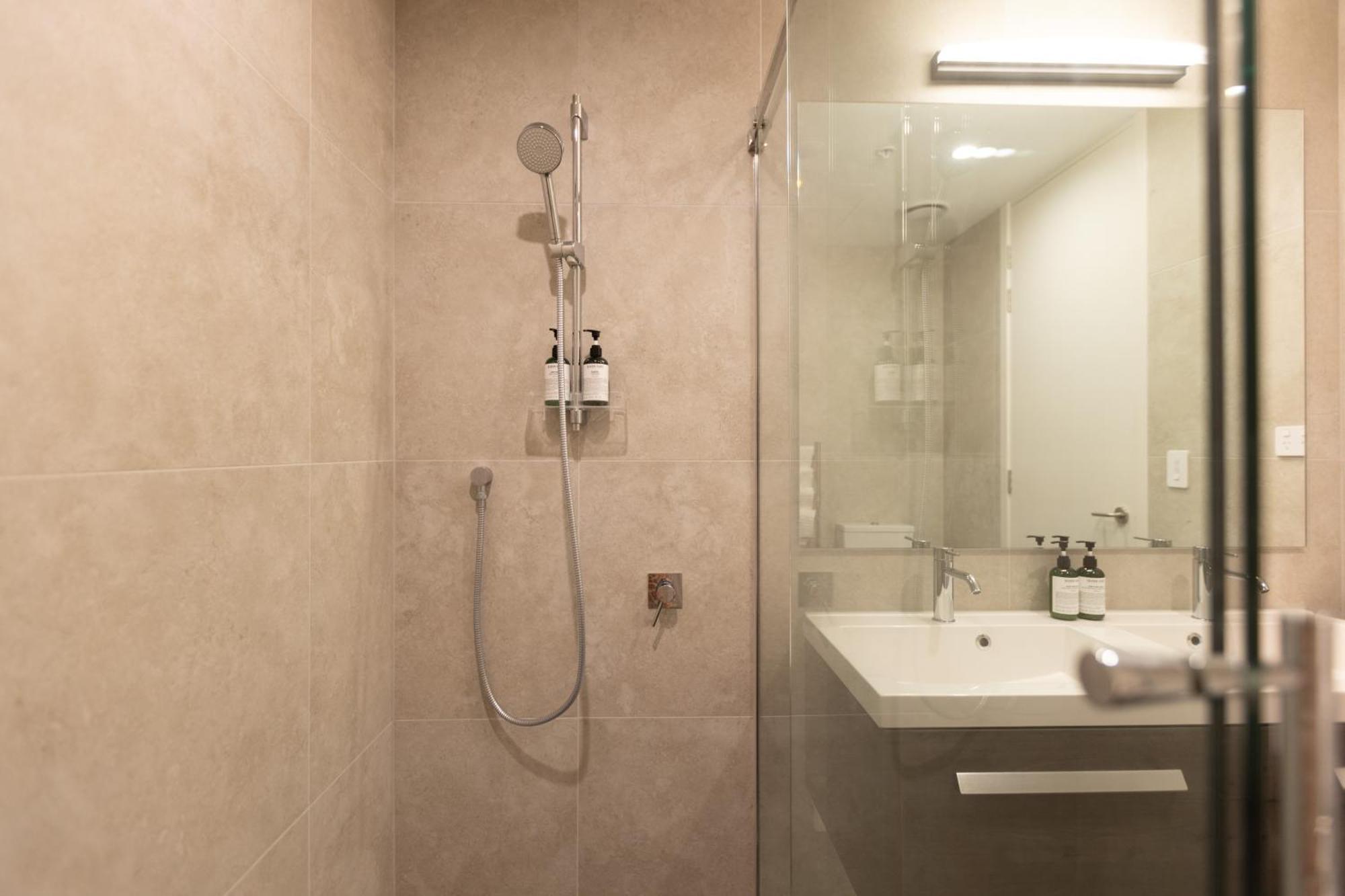 Luxury 2 Bedroom Cbd Apartment With Free Parking Christchurch Dış mekan fotoğraf